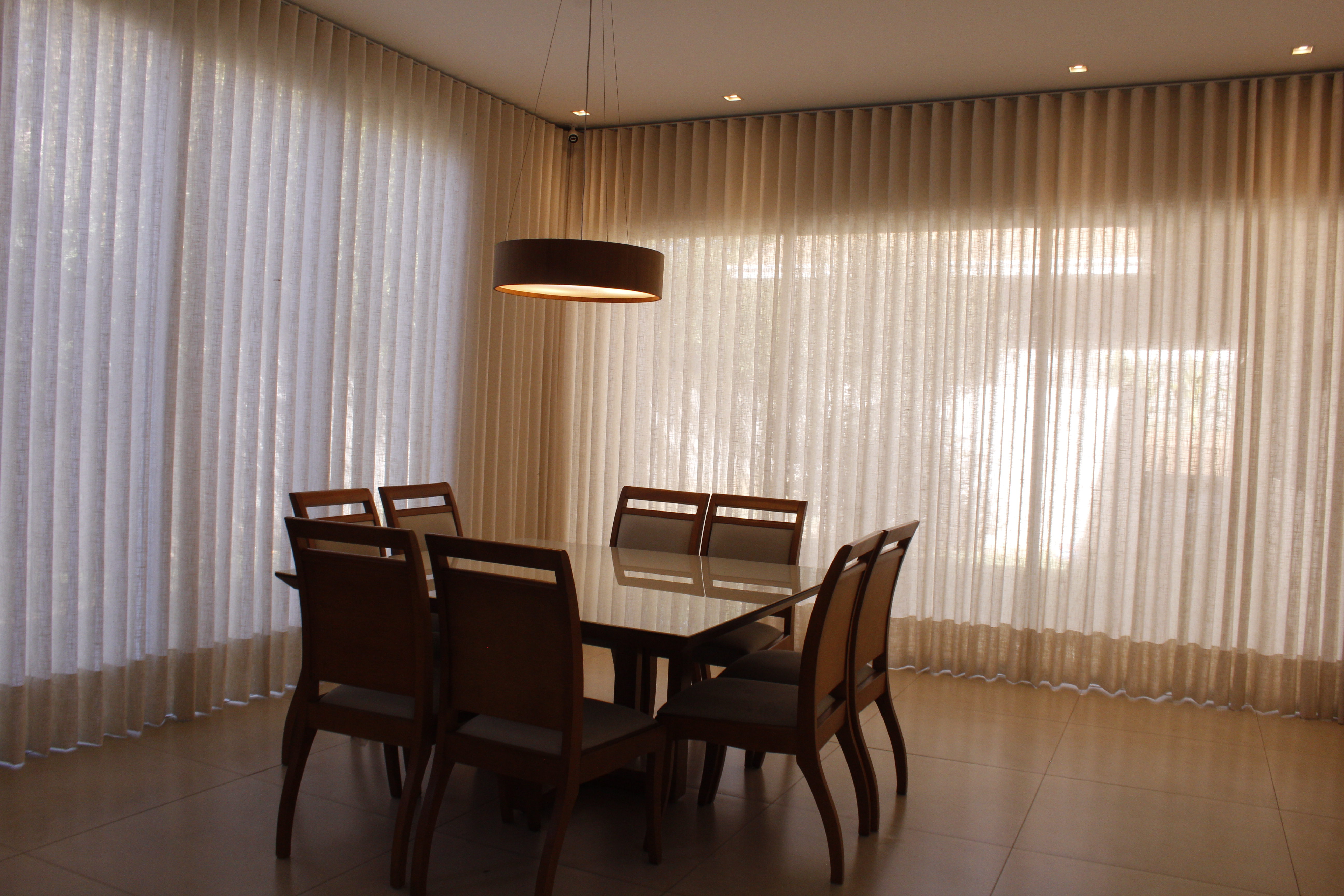 Cortinas voil em sala de jantar