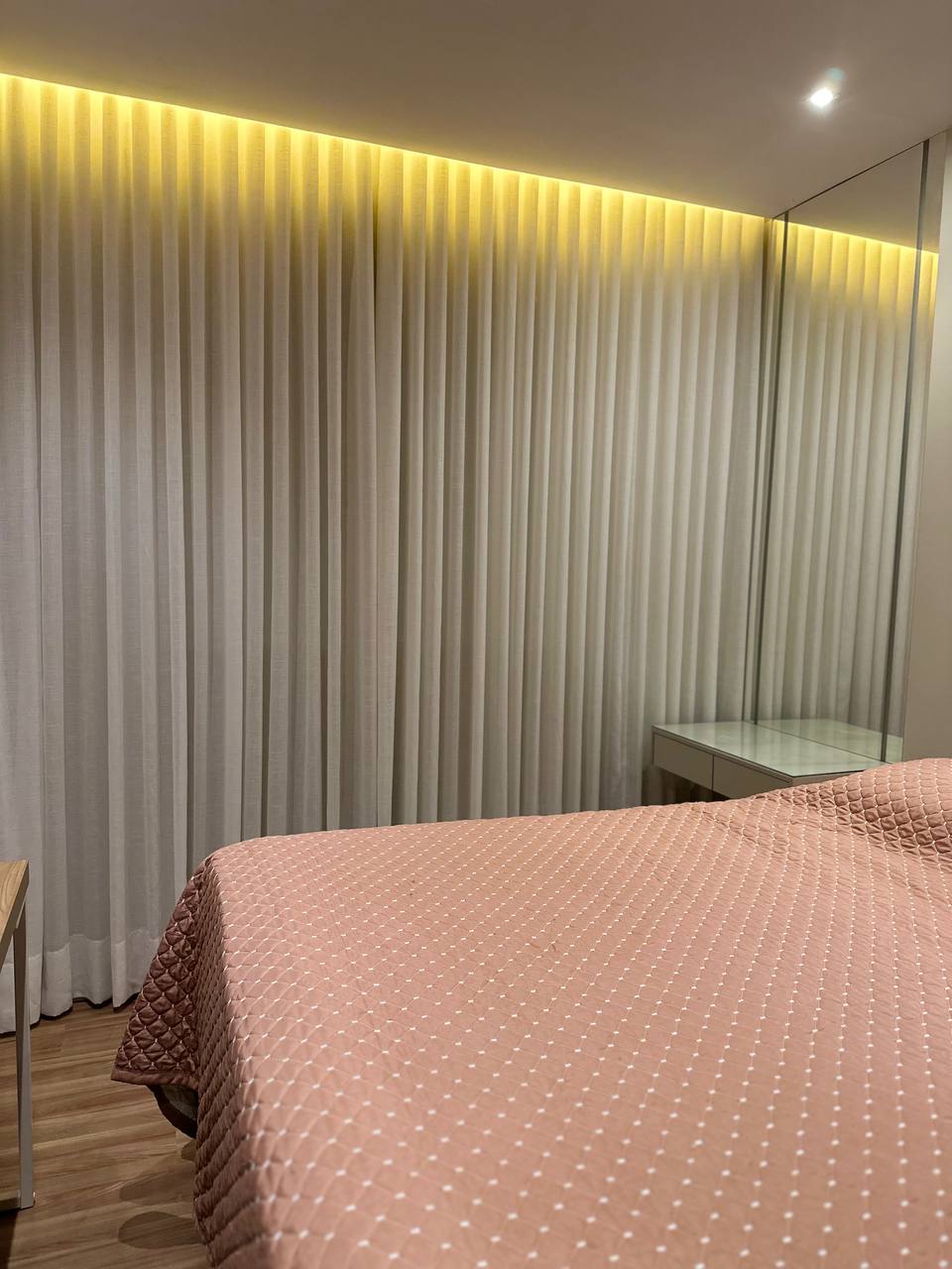 Cortinas sob medida em sala moderna